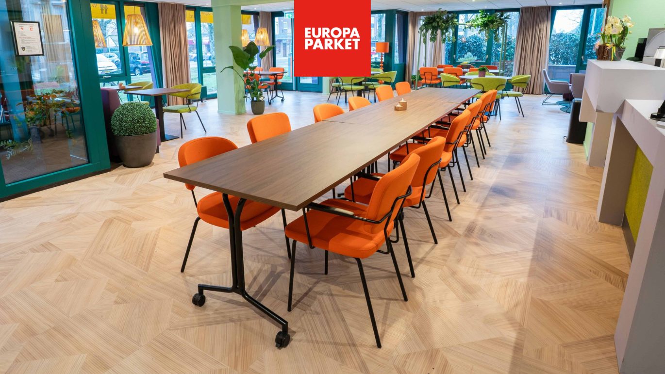 Centrale buurtcentrum Ontmoetingsruimte zit gedeelte met groene, oranje en paarse stoelen