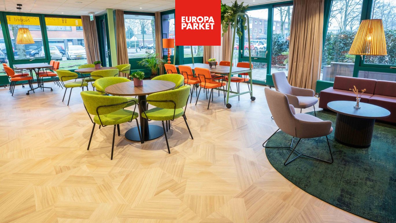 Centrale buurtcentrum Ontmoetingsruimte zit gedeelte met groene, oranje en paarse stoelen