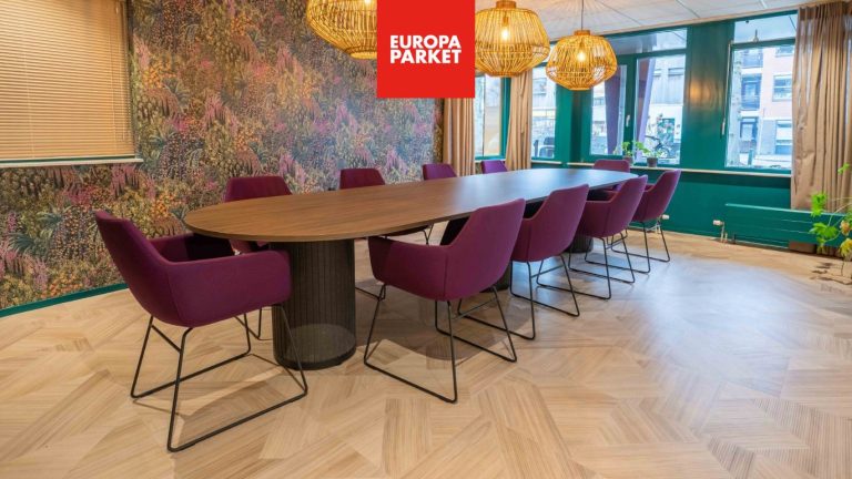 Centrale buurtcentrum Ontmoetingsruimte zit gedeelte met groene, oranje en paarse stoelen