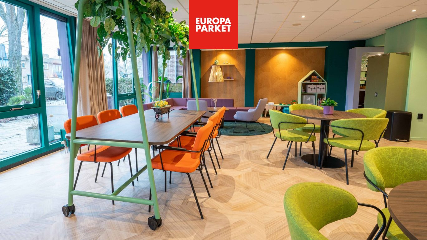 Centrale buurtcentrum Ontmoetingsruimte zit gedeelte met groene, oranje en paarse stoelen