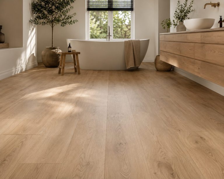 Serene badkamer met licht eiken PVC vloer, vrijstaand bad, houten badkamermeubel en warme natuurlijke tinten.