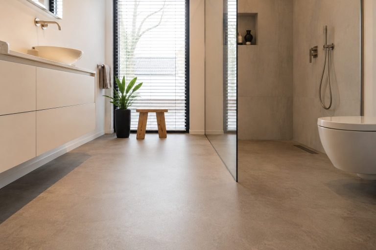 Elegante badkamer met naturel eikenlook PVC plankenvloer, glazen inloopdouche, witte wastafel en frosted raam