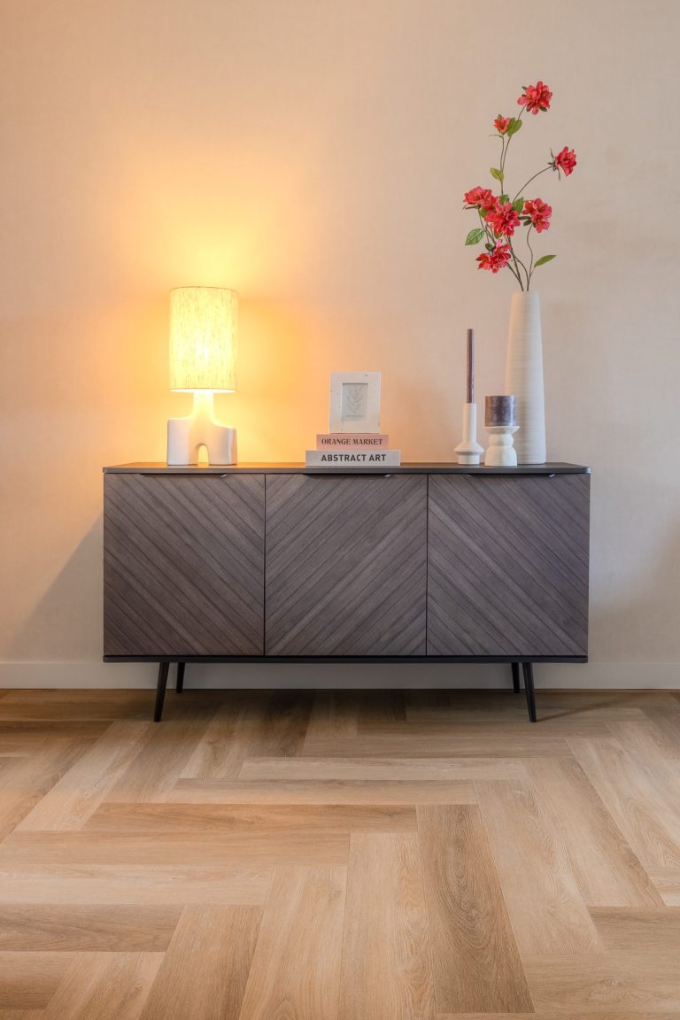 Pvc vloer in elleboog patroon van onze private label bruine dressoir